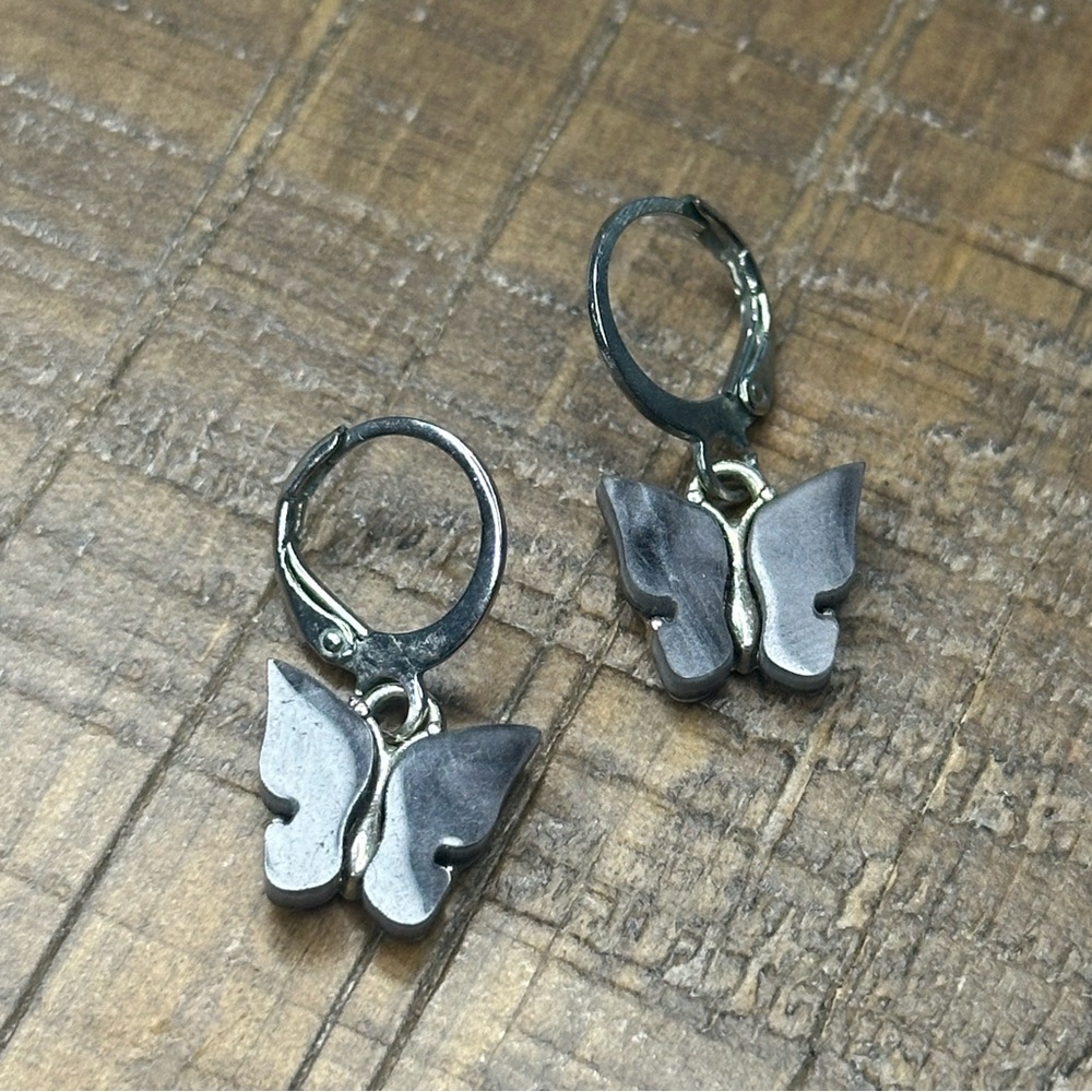 💎 3 FOR $20 JEWELRY 💎 Gray Butterfly Earrings